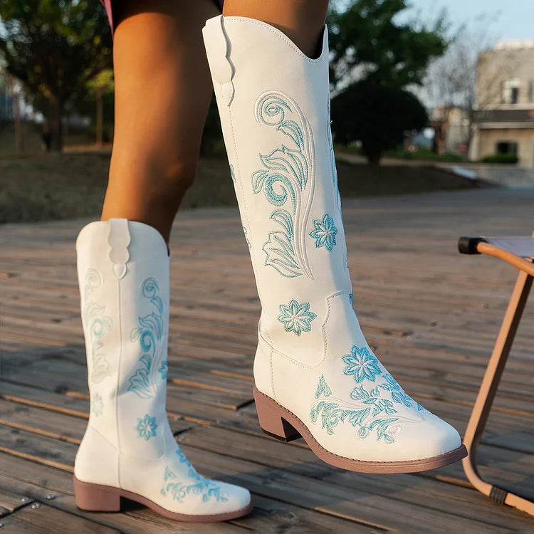 Cowboystiefel aus Wildleder mit blauer Stickerei
