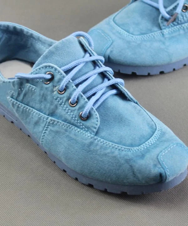 Einfache flache Schuhe aus blauem Baumwollstoff für Damen mit Kreuzriemen