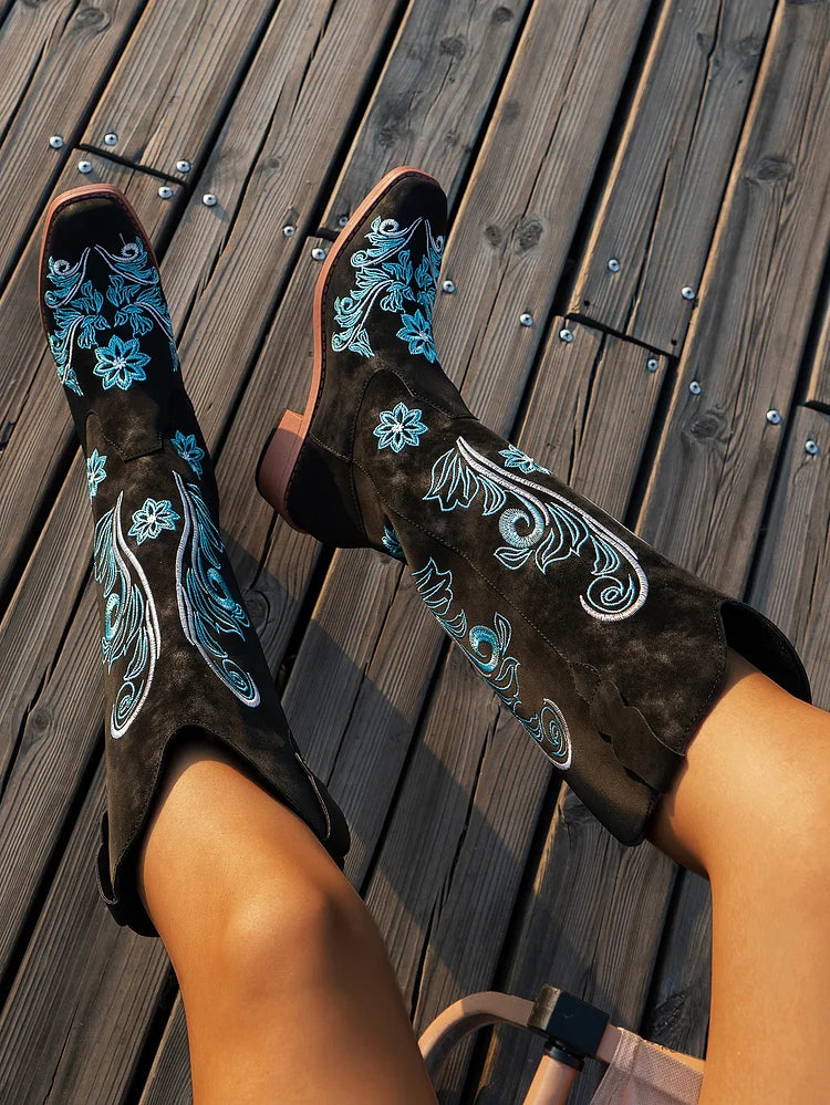 Cowboystiefel aus Wildleder mit blauer Stickerei