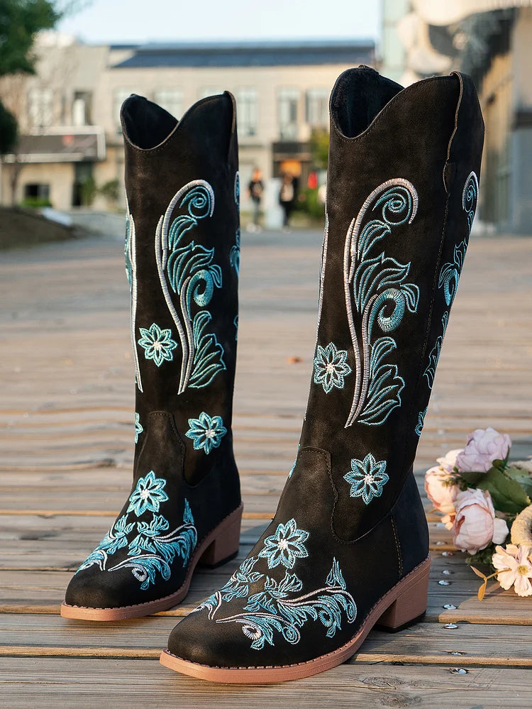 Cowboystiefel aus Wildleder mit blauer Stickerei