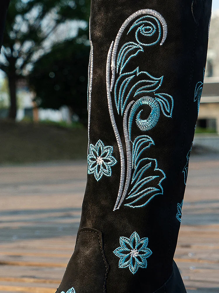 Cowboystiefel aus Wildleder mit blauer Stickerei