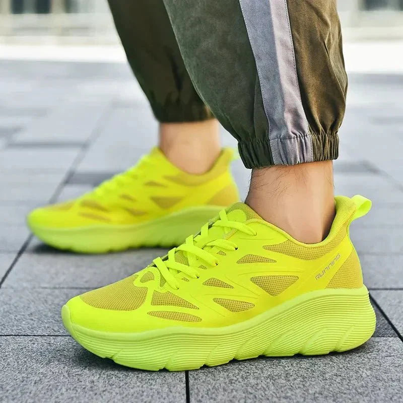 Atmungsaktive bequeme rutschfeste Sportschuhe zum Wandern und für die Freizeit im Freien