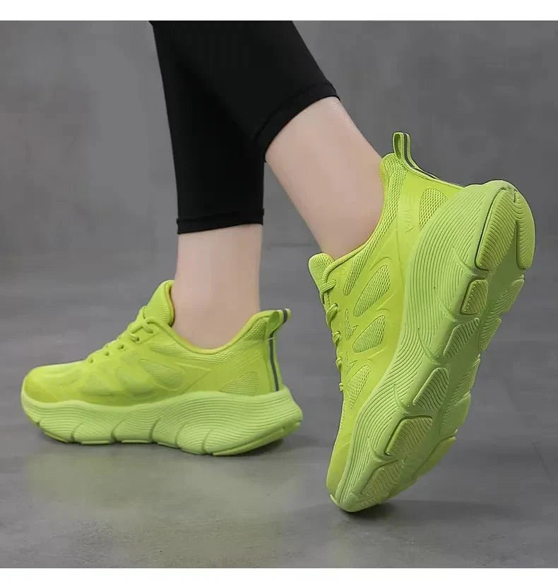 Atmungsaktive bequeme rutschfeste Sportschuhe zum Wandern und für die Freizeit im Freien