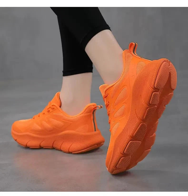 Atmungsaktive bequeme rutschfeste Sportschuhe zum Wandern und für die Freizeit im Freien