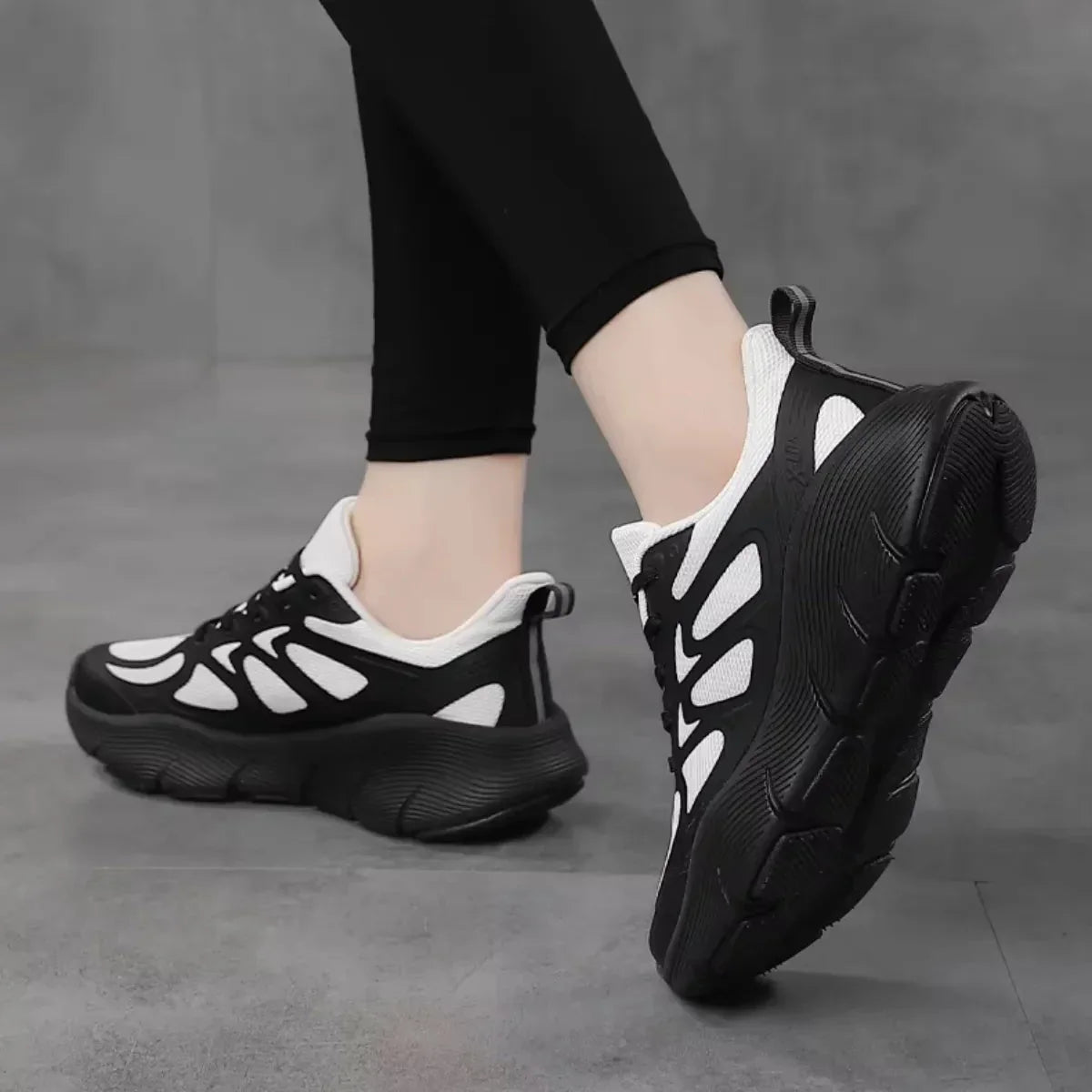 Atmungsaktive bequeme rutschfeste Sportschuhe zum Wandern und für die Freizeit im Freien