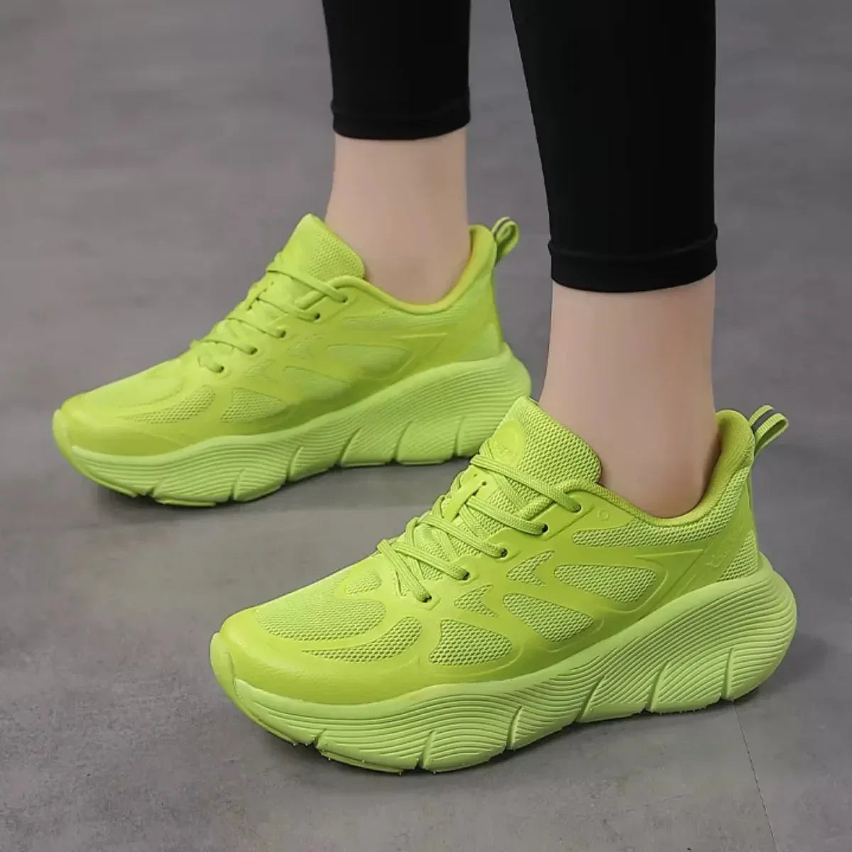Atmungsaktive bequeme rutschfeste Sportschuhe zum Wandern und für die Freizeit im Freien
