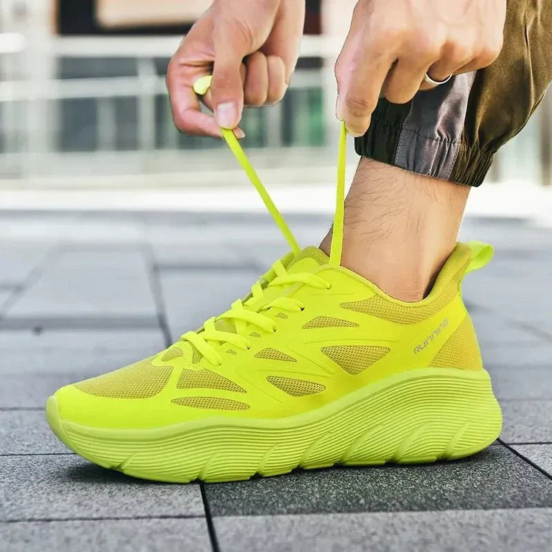Atmungsaktive bequeme rutschfeste Sportschuhe zum Wandern und für die Freizeit im Freien