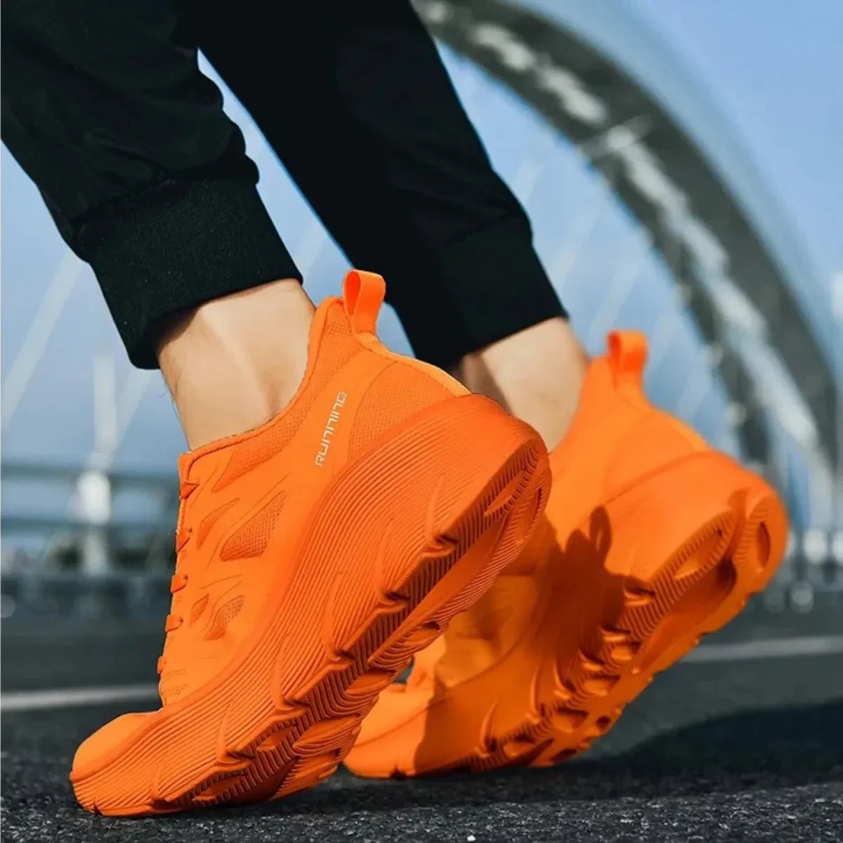 Atmungsaktive bequeme rutschfeste Sportschuhe zum Wandern und für die Freizeit im Freien
