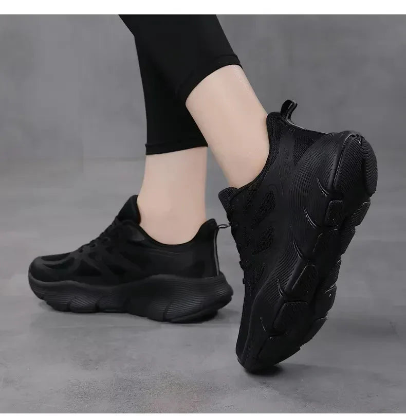 Atmungsaktive bequeme rutschfeste Sportschuhe zum Wandern und für die Freizeit im Freien