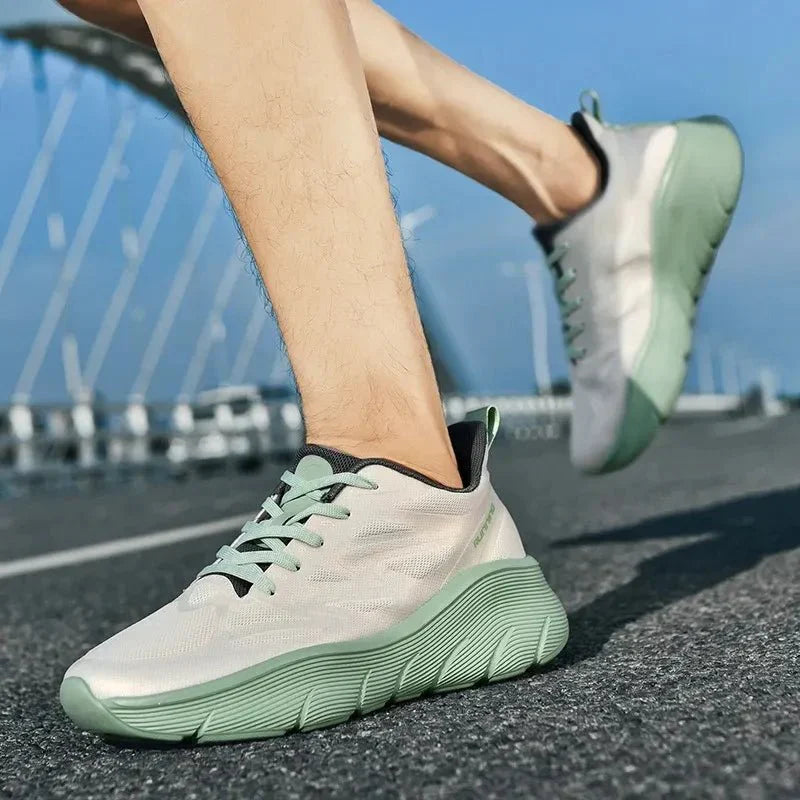 Atmungsaktive bequeme rutschfeste Sportschuhe zum Wandern und für die Freizeit im Freien