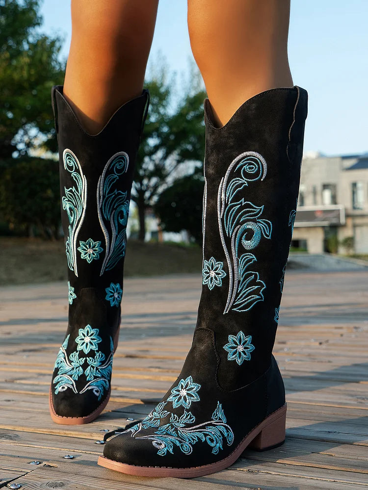 Cowboystiefel aus Wildleder mit blauer Stickerei