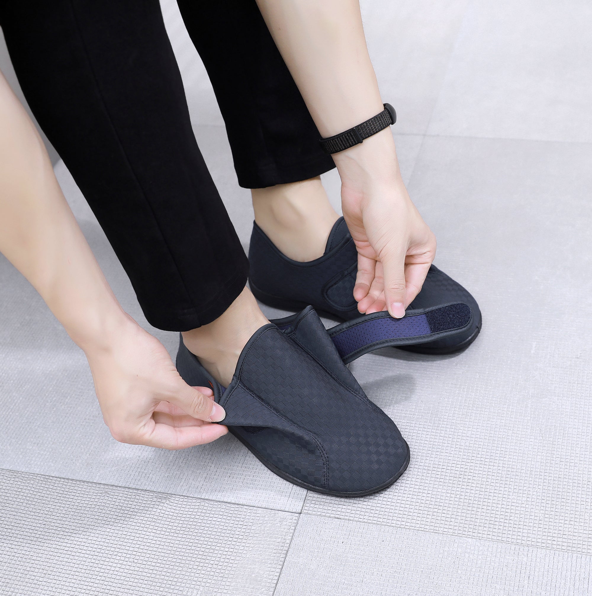 Breite Diabetikerschuhe für geschwollene Füße