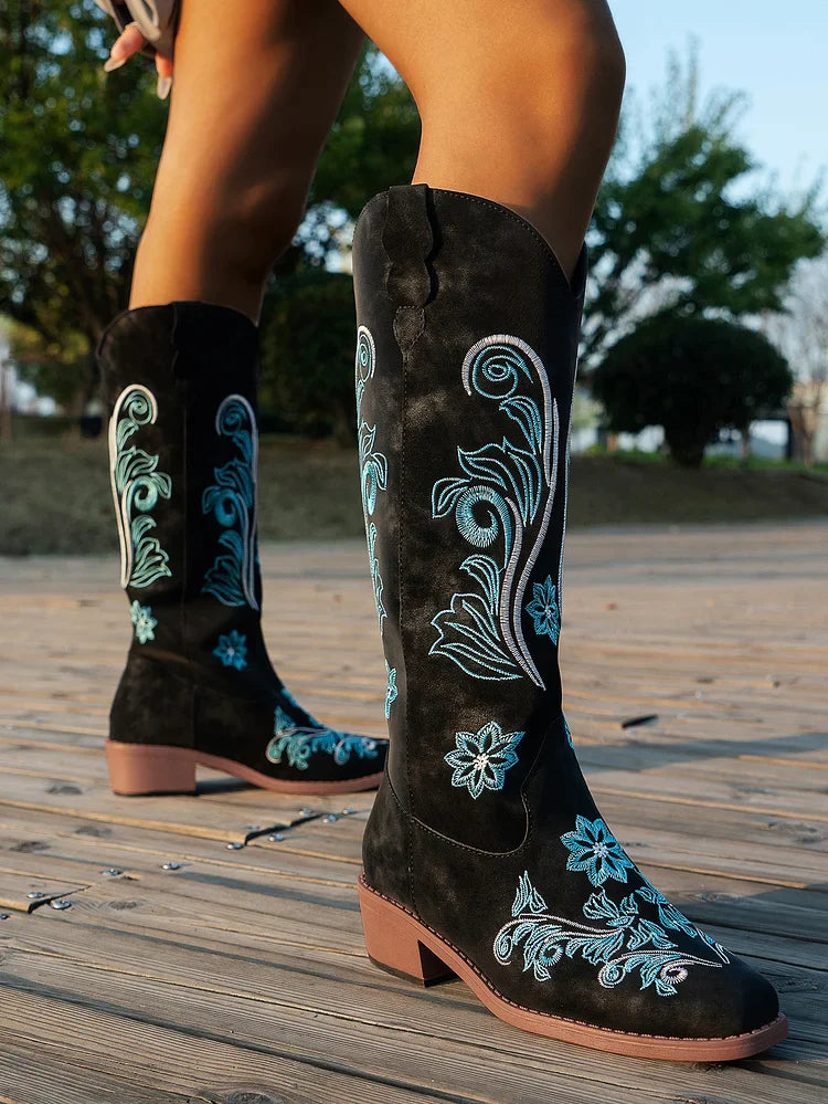 Cowboystiefel aus Wildleder mit blauer Stickerei