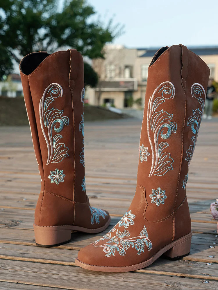Cowboystiefel aus Wildleder mit blauer Stickerei