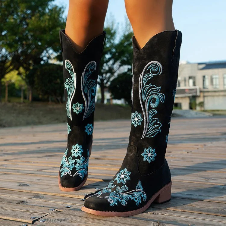 Cowboystiefel aus Wildleder mit blauer Stickerei