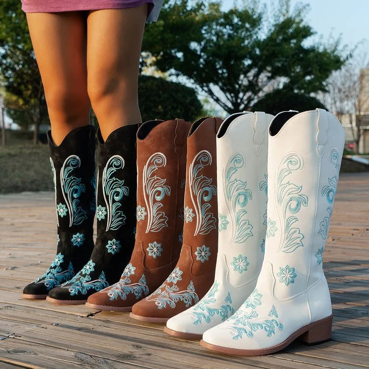 Cowboystiefel aus Wildleder mit blauer Stickerei
